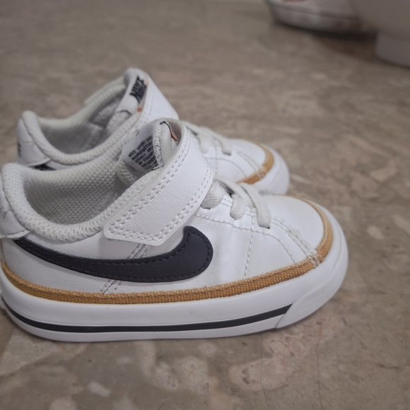 Nike Kids White and Black Sneakers with Tan Accents - Picture 2 of 9